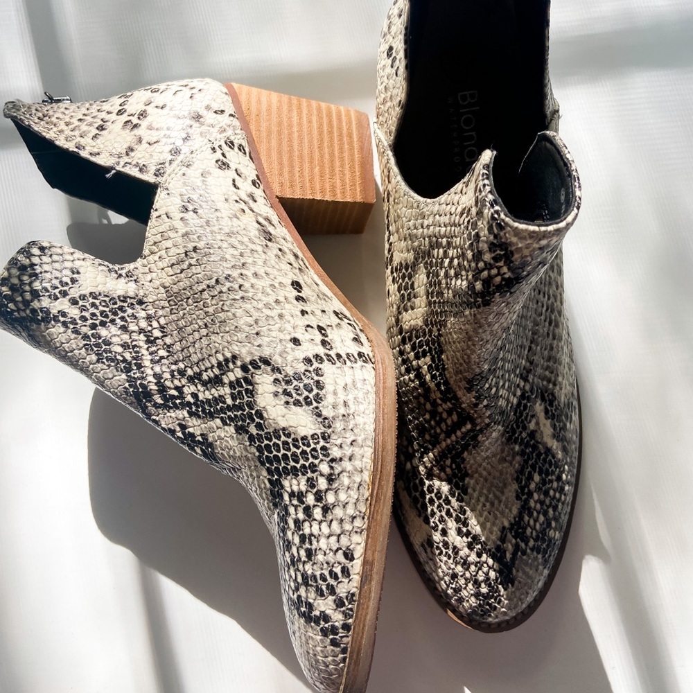 Blondo Boots waterproof, snakeskin, size 9, excellent condition
